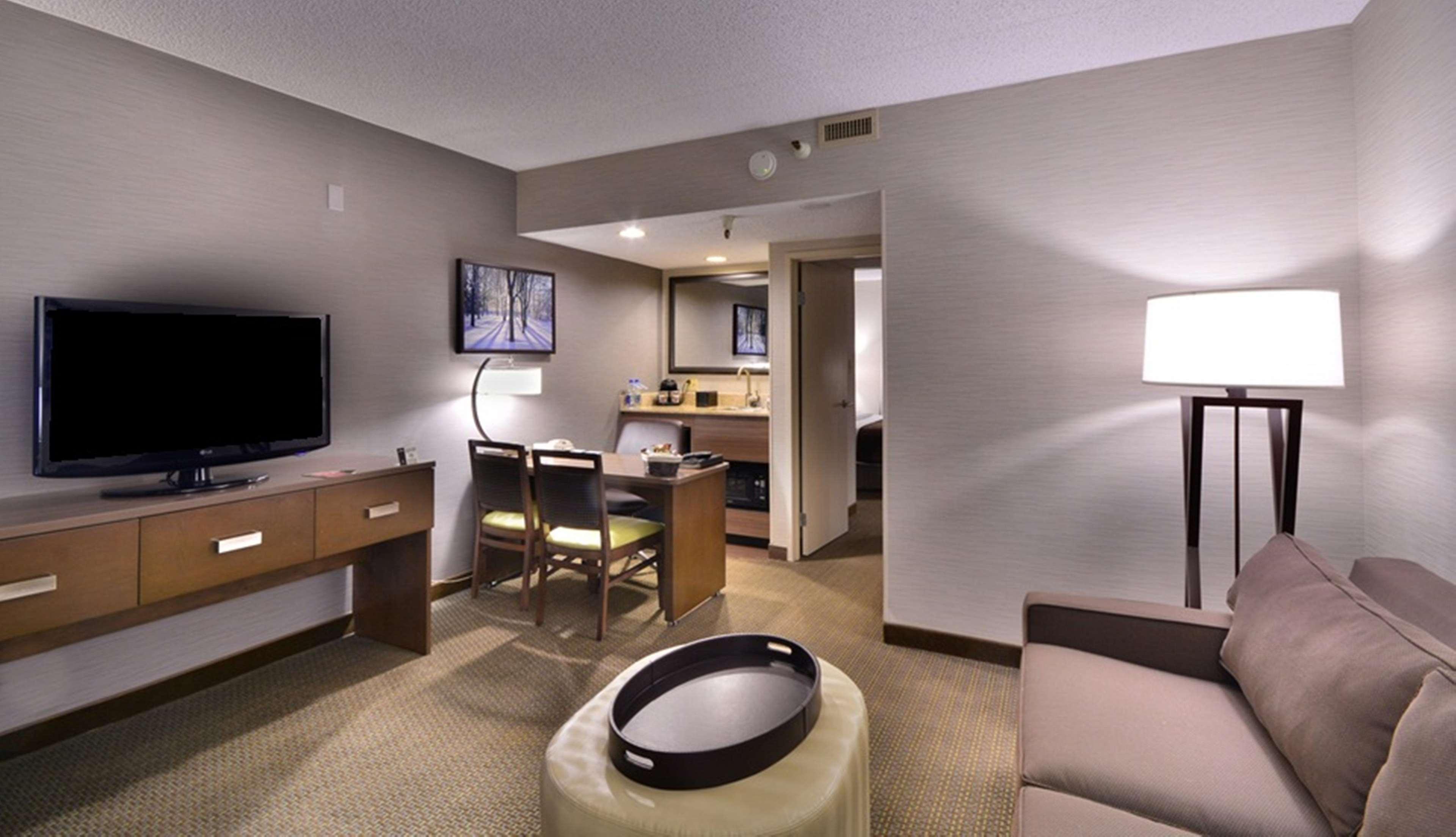 Embassy Suites By Hilton Denver Central Park 部屋 写真