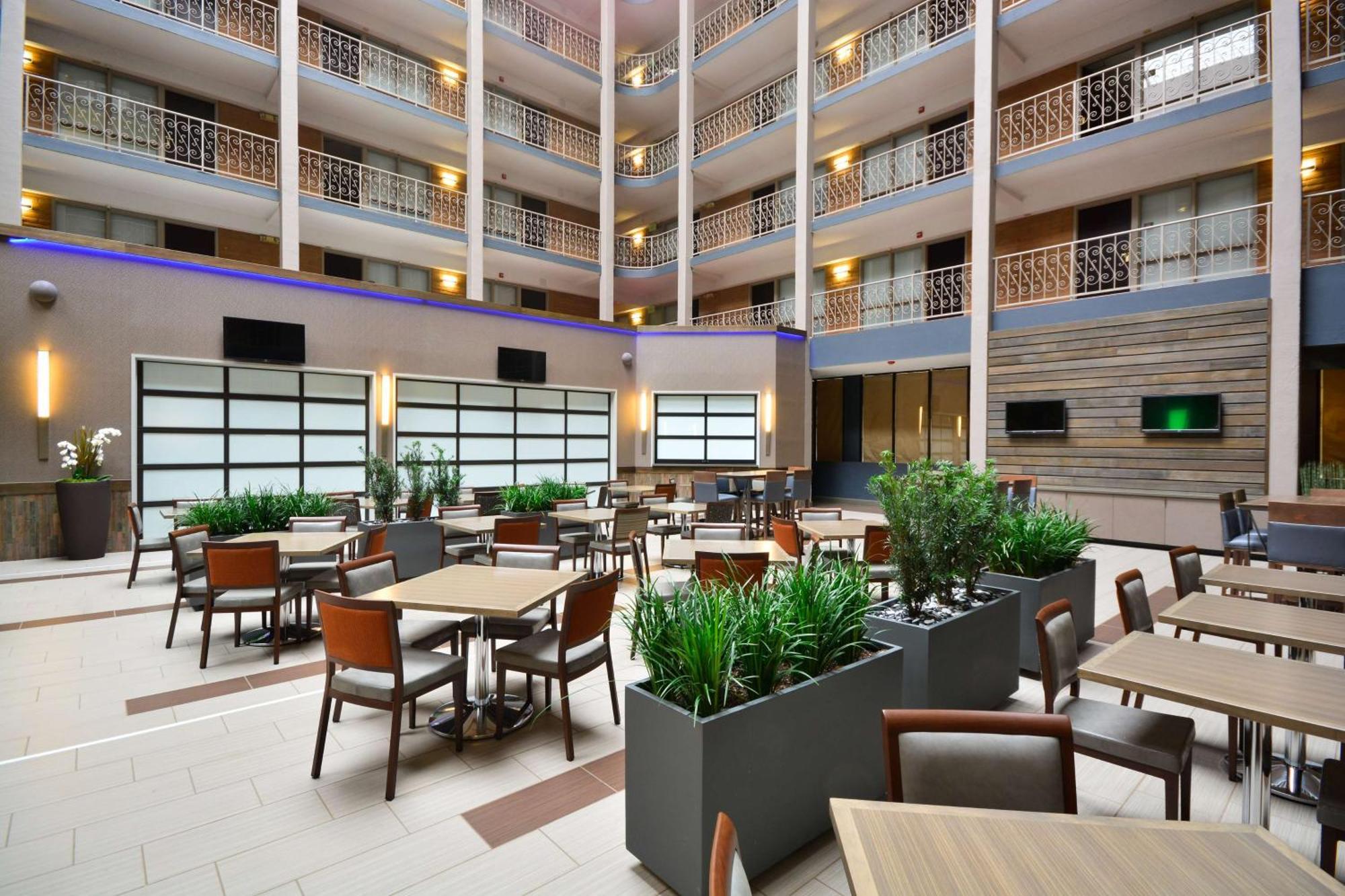 Embassy Suites By Hilton Denver Central Park エクステリア 写真